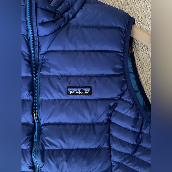 Patagonia women’s down vest. Size L. EUC; like new! Lightweight warmth. - Picture 3 of 10